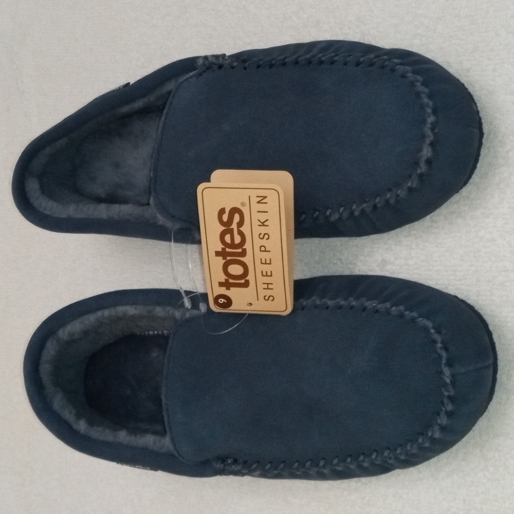 Sheepskin By Totes Leather Moccasin Slippers in Denim. Men. Color Navy.Size UK 9